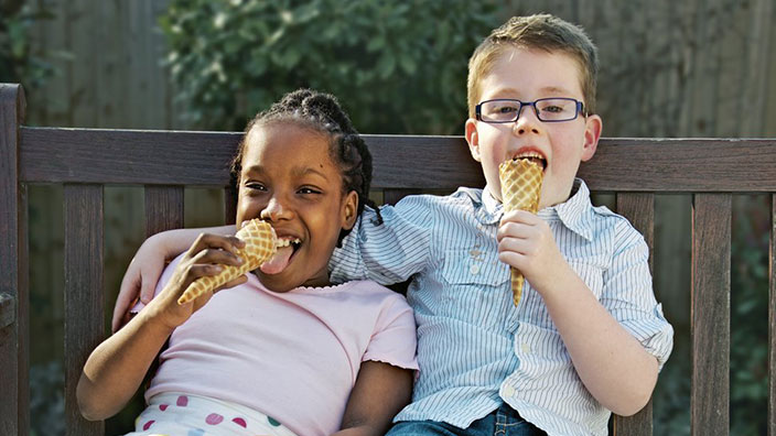 Deux enfants mangent de la crème glacée