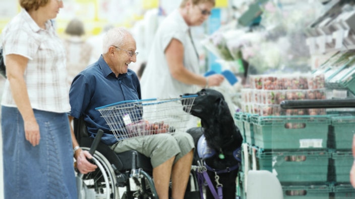 Un homme en fauteuil roulant à l’épicerie