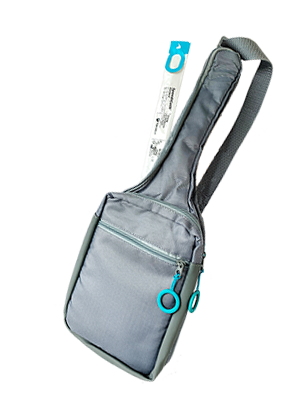 Travel Bag for Catheter Users <br>
Sac à bandoulière pour utilisateurs et utilisatrices de cathéters <br>
